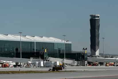 Para facilitar el traslado de sus pasajeros al AIFA, la aerolínea ofrece transporte terrestre en autobús, el cual conecta al aeropuerto. (ARCHIVO)
