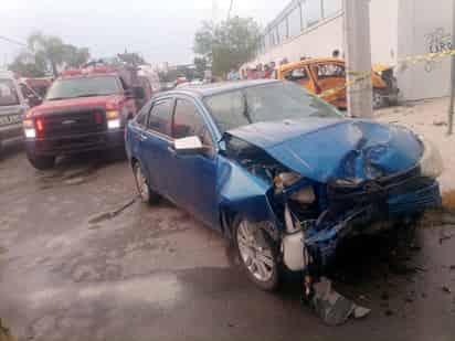 La conductora del Ford Focus color azul circulaba a exceso de velocidad y no realizó el alto correspondiente, impactando al taxi; del percance salió ilesa, por lo que se procedió a su detención.