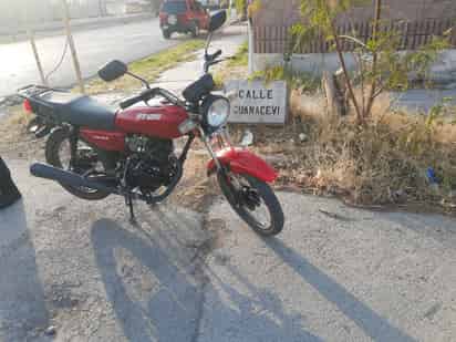 El motociclista fue atendido por paramédicos de la Cruz Roja y llevado a un hospital de la ciudad.