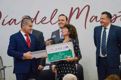El gobernador reiteró que la educación ha sido fundamental para mantener un estado en paz y seguro.