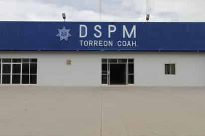 Policía ayuda al encuentro entre ambas en la colonia Fuentes del Sur de Torreón.