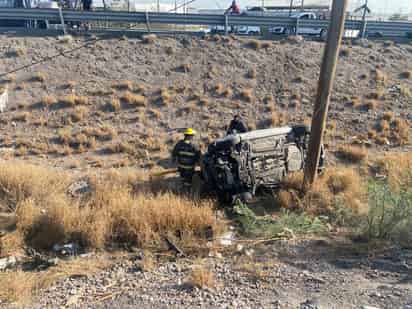 Joven conductor sufre volcadura en el periférico de Torreón; su auto terminó prácticamente destrozado.