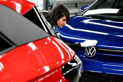 En China el grupo Volkswagen redujo las ventas hasta abril hasta 896 mil 700 unidades. (ARCHIVO)