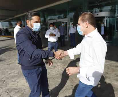 Ayer el gobernador de Durango, José Rosas Aispuro, sostuvo un breve encuentro con el director del IMSS, Zoé Robledo.