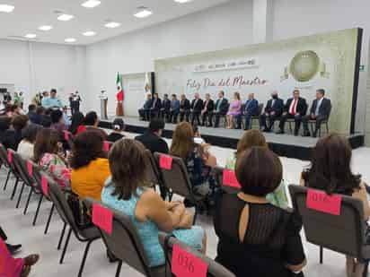 Ayer se reconoció la trayectoria de 30, 40 y 50 años de maestros de la región Laguna.