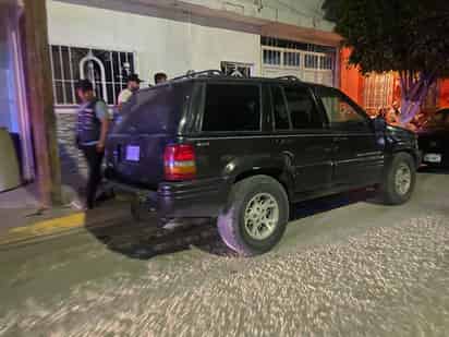 La camioneta Jeep fue abandonada por su conductor tras ocasionar el accidente.