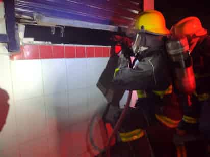 Elementos del departamento de Bomberos se encargaron de atender el reporte y de sofocar el fuego.