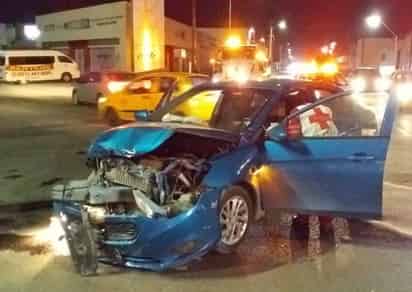 Uno de los conductores resultó lesionado y fue atendido por paramédicos de la Cruz Roja.