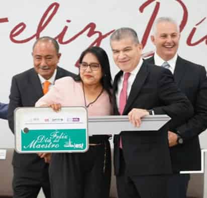 La maestra Evangelina fue una de las que recibieron reconocimiento por años de servicio y resultó ganadora de uno de los tres autos que sortearon.