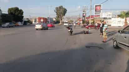 El vehículo Dodge Caliber le cortó la circulación al motociclista, el cual se impactó en su costado izquierdo.