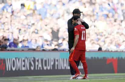 Mohamed Salah se retiró lesionado de la final de la FA Cup entre Liverpool y Chelsea a la media hora. (EFE)