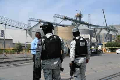 Esposa de desaparecido en derrumbe de silo en Torreón pide que la Guardia Nacional entre al rescate