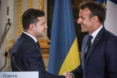 Zelenski confirmó a través de la red social Twitter los temas abordados y agregó que los dos mandatarios también hablaron del sexto paquete de sanciones europeas a Rusia. (ARCHIVO)