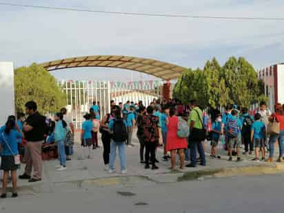 Las madres llegaron a la hora de entrada e impidieron el acceso como medida de presión porque no hay electricidad en cuatro salones.