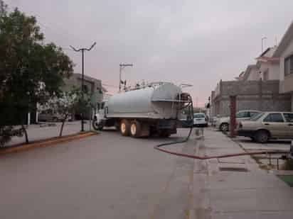 Durante más de tres días, vecinos del sector Castilaguna han padecido la falta de agua potable en sus viviendas.