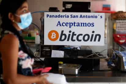 De acuerdo con el expresidente del Banco Central, para recuperar la confianza de los mercados no bastaría con quitar el carácter de moneda con legal al bitcoin. (ARCHIVO)