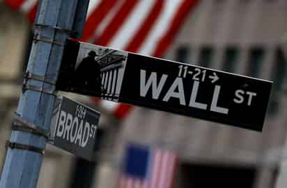 El Dow Jones Industrial bajó 279 puntos, 0.9%, a 31,206.03, en tanto el Nasdaq subió 0.3%. (ARCHIVO)