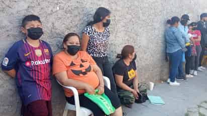 Antonia acompañada de su familia, quienes fueron los primeros en llegar a la facultad.