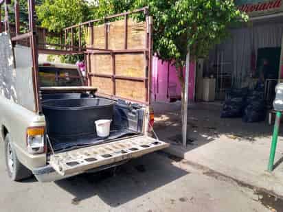 Vendedores del Mercado de las Flores en Torreón deben acarrear agua por diversos medios.
