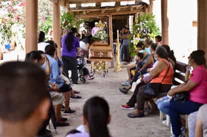 Amigos y familiares se reunieron en casa de los padres de Édgar para darle el último adiós. (ÉRICK SOTOMAYOR)