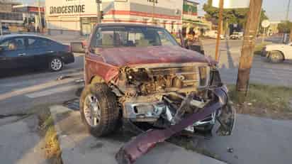 Ambas camionetas resultaron con daños materiales de consideración tras el accidente.