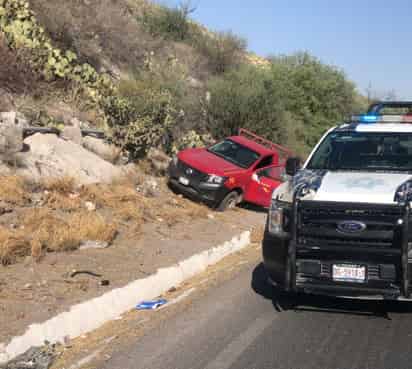 De acuerdo al conductor, al salir de una curva esquivó a un vehículo que se le atravesó y perdió el control del volante, por lo que se salió del camino. (EL SIGLO DE TORREÓN)