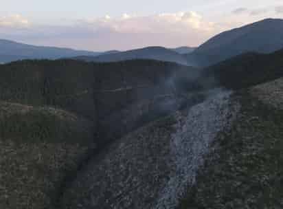 Pobladores de Sierra Hermosa en Arteaga son evacuados por incendio