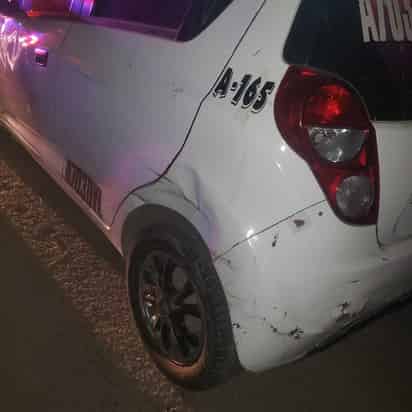 El chofer del vehículo Dodge Stratus perdió el control del volante y se proyectó contra un auto estacionado.