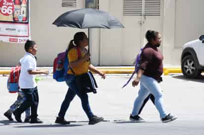 Recomiendan a la población utilizar sombrillas, gorras, o gafas de sol, así como protector solar. (EL SIGLO DE TORREÓN)