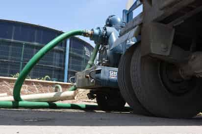 Con pipas de empresas particulares llenan megatanques de Simas Torreón, esto ante la falta de agua en las colonias.