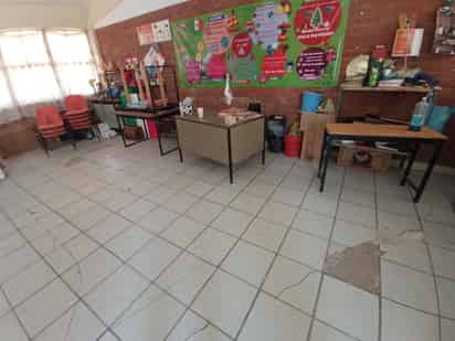 Hay grietas en pisos y paredes de los salones de clases del Centro de Atención Múltiple No. 29.