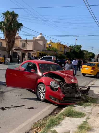 El automóvil terminó destrozado luego de ser impactado por un taxi y un camión de transporte de personal.
