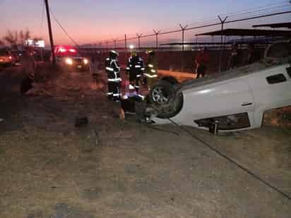 El vehículo terminó sobre su toldo a un costado de la carretera al ejido 13 de Marzo.