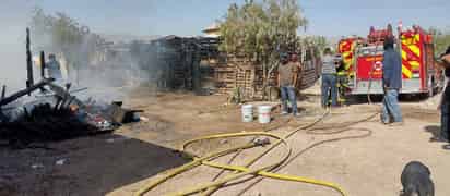 El fuego afectó dos jacales en el ejido La Perla de Torreón la mañana de este miércoles; solo se reportaron pérdidas materiales.
