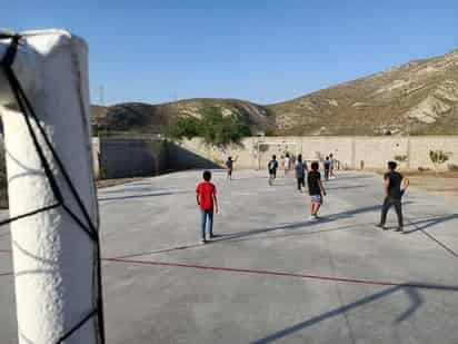 El director de Deportes, Jesús Balderas, incentivó a los jóvenes a practicar actividad física. (EL SIGLO DE TORREÓN)