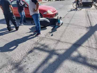 La mujer viajaba en una motocicleta blanca con azul.