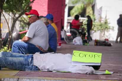 Los campesinos advirtieron que permanecerán con la protesta hasta que el director los reciba.