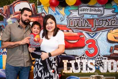 (FOTO: ERICK SOTOMAYOR) Luis José acompañado de sus padres Julieta Contreras y José Luis Sáenz.