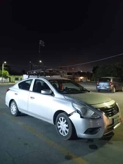 El conductor impactó su vehículo contra uno estacionado; del accidente se reportaron únicamente daños materiales.