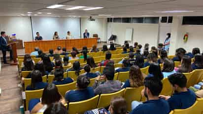 Realizan primer panel llamado 'La nutrición después de graduarte' en Facsa Gómez Palacio.