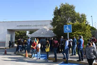 Desde ayer cientos de personas trabajadoras se congregaron en las oficinas del SAT de Torreón para realizar su trámite. (FERNANDO COMPEÁN)