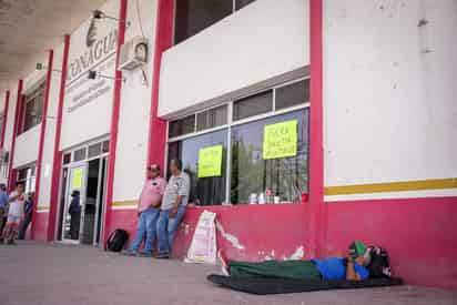 Los campesinos se manifestaron fuera del edificio en FIM. (ARCHIVO)