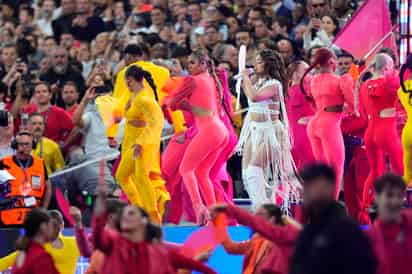 Camila Cabello enciende con su sabor latino a la afición en la Champions League
