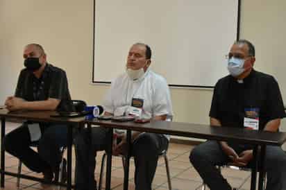 Andrés oficiaba misas en una iglesia de Cuatro Cienegas, donde presuntamente envió mensajes de texto a una feligrés menor de edad, acosándola sexualmente. (ARCHIVO)