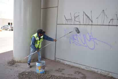 Cuadrilla ejecuta labor permanente para retiro de pintas. (EL SIGLO DE TORREÓN)