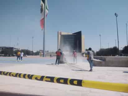 Ayer miércoles comenzó el retiro de la pintura de colores en la explanada de la Plaza Mayor de Torreón.