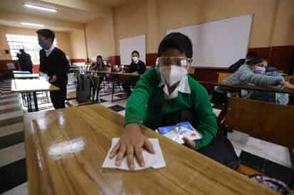 El BM estimó que a lo largo de su vida estos estudiantes podrían ver disminuir sus ingresos en un 12%. (ARCHIVO)