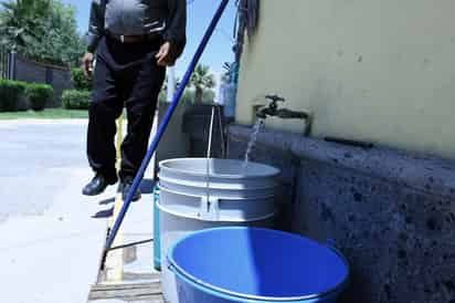 Gerente de Simas Torreón pide a la población no barrer la calle con agua potable. (EL SIGLO DE TORREÓN)