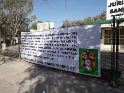 Como parte de una protesta pacífica, ayer viernes amaneció una lona al exterior de la dependencia. (EL SIGLO DE TORREÓN)