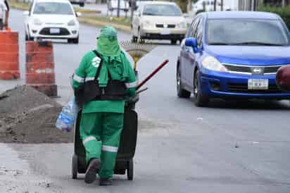 Buscan autoridades de Torreón contratar dos camiones tipo 'barredora' para atender necesidades de limpieza en calles.
